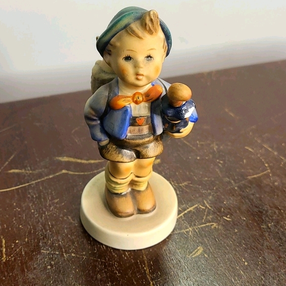 Hummel Figure
Home From Market
HUM 198 20/
4 3